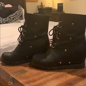 Knockoff Sorel platform boot